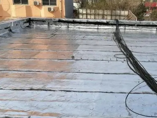 新青卫生间漏水维修公司分享下新青屋面楼顶防水刚性防水层施工要点。